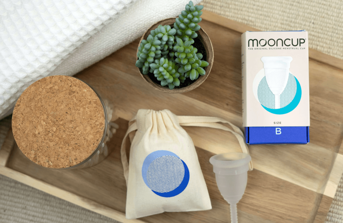 הגיינה נשית ידידותית לסביבה גביעונית מונחת על השולחן