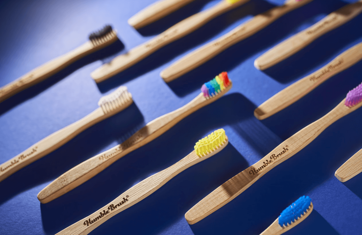 מברשות שיניים בצבעים