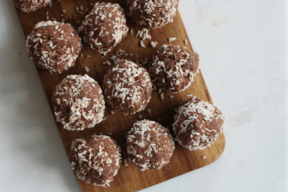 כדורי שוקולד טבעוניים על מגש מעץ