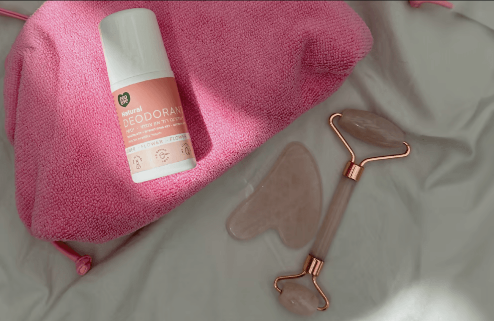 דאודורנט של אקולאב לצד אבן גוואשה ורול לעיסוי הפנים