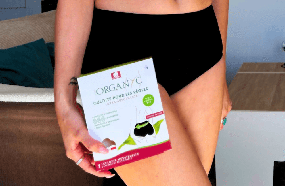 אישה מחזיקה את תחתוני מחזור של אורגניק